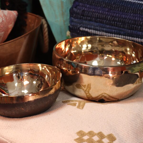Medium Shining Bell-Metal Handmade Singing Bowl (approx 750g) - 15cm - Image 3