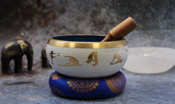 Lrg Yoga Moves Singing Bowl Set- White/Blue 14cm - Image 6